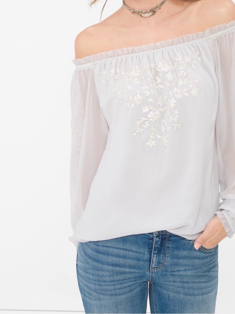 White House Black Market Off-Shoulder Lt Gray Embroidered Peasant Top, Small